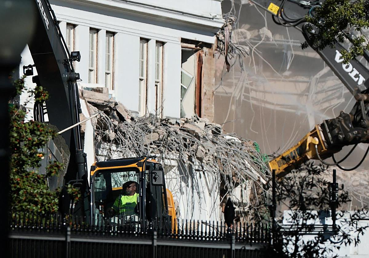 Un equipo de demolición desmonta la fachada del Ala Este de la Casa Blanca