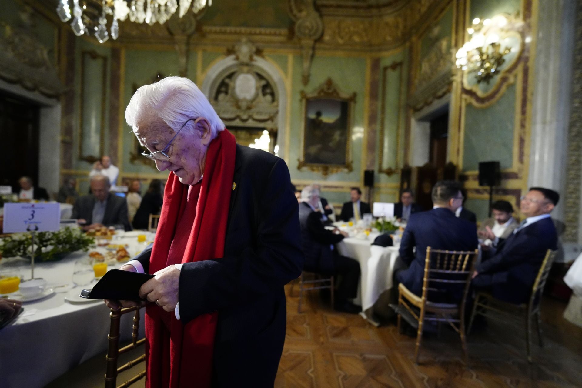 El Padre Ángel acudió al encuentro informativo con Manuel Mirat