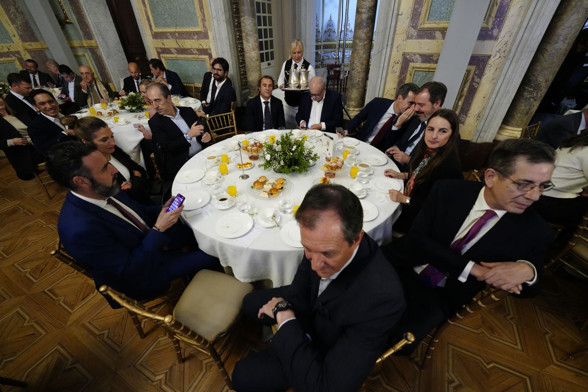 Han asistido también al encuentro José Luis Blanco Moreno, director de Relaciones Institucionales de Renfe; Marieta Jaureguizar, directora de Comunicación y Marca de la Fundación Universitaria San Pablo CEU; Juan Pedro Díaz Armendáriz, director general Comercial de Vocento; José Luis Fernández Peña, director de Comunicación de Iberdrola; Marcos Fraga, director de Comunicación y Marca y del Gabinete de Presidencia de Repsol; Marc Gómez, director corporativo de Comunicación de la Fundación La Caixa; Paula Guardans Godó, y Raúl Díez Vázquez, director de Comunicación y Relaciones Institucionales de IFEMA.