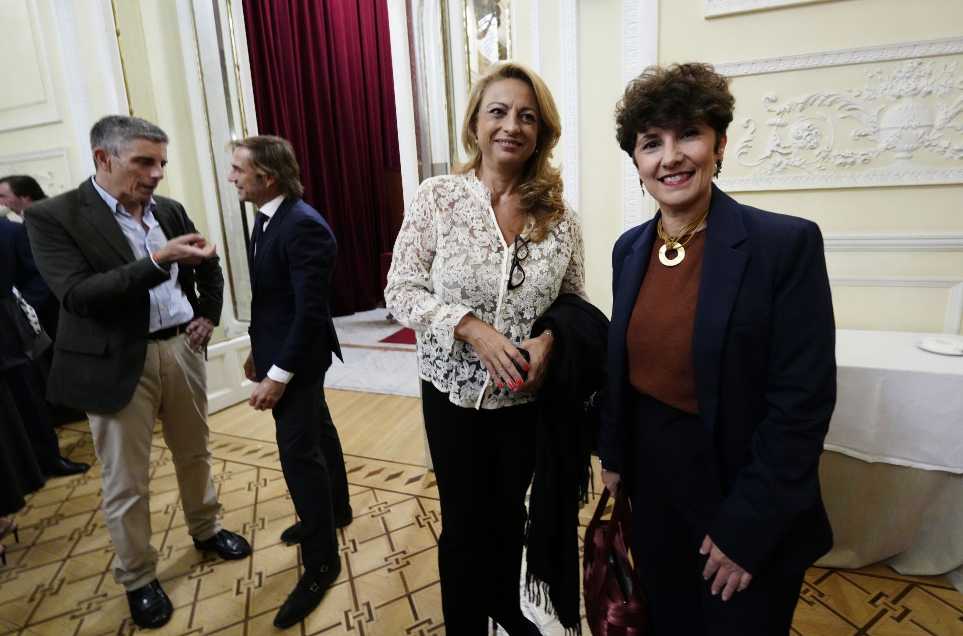 Cristina Valido, diputada de Coalición Canaria; y Maribel Vaquero, diputada y portavoz del Grupo Parlamentario Vasco PNV.