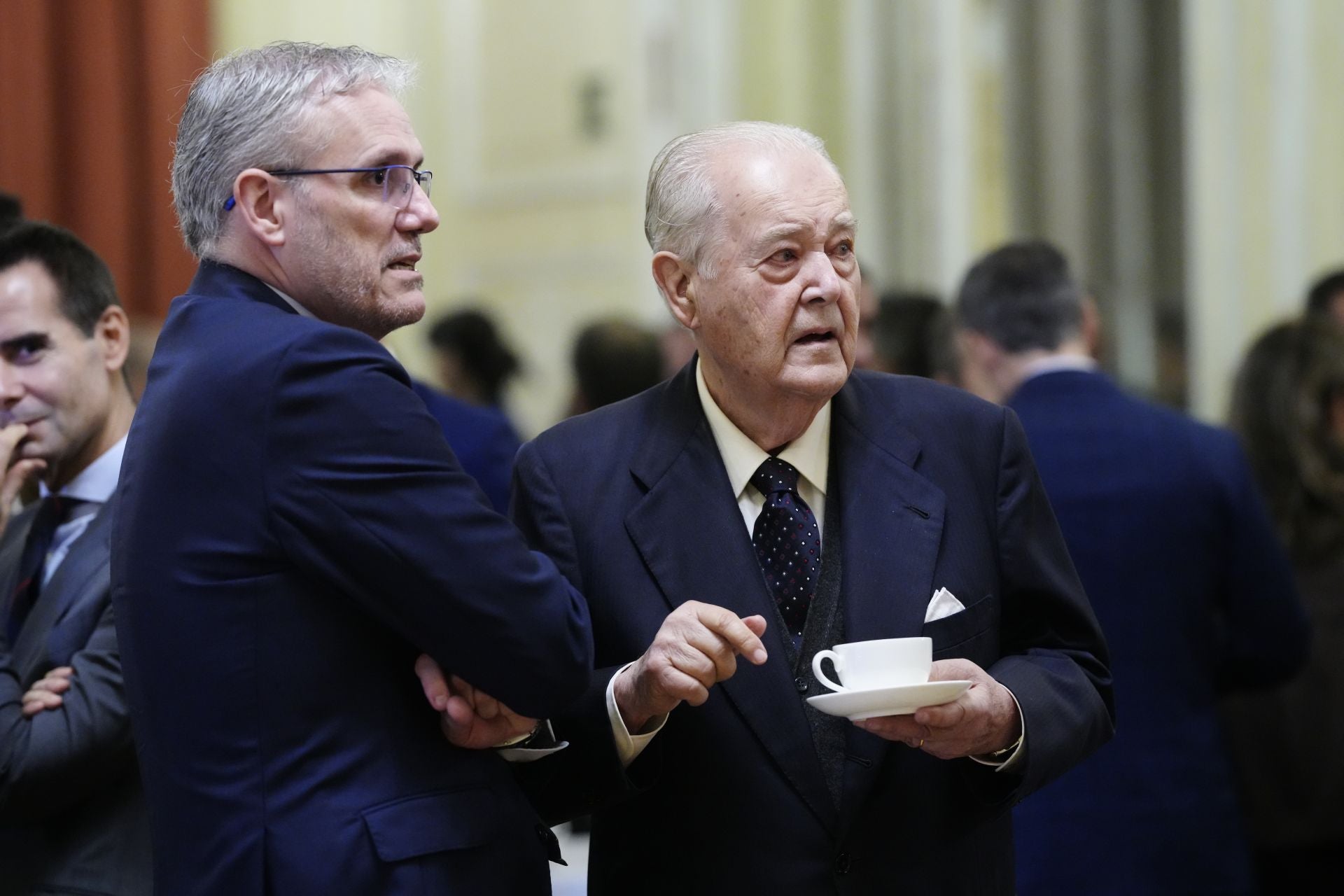 Iñigo Barrenechea, director general de Negocio Editorial de Vocento; y Santiago de Ybarra y Churruca.