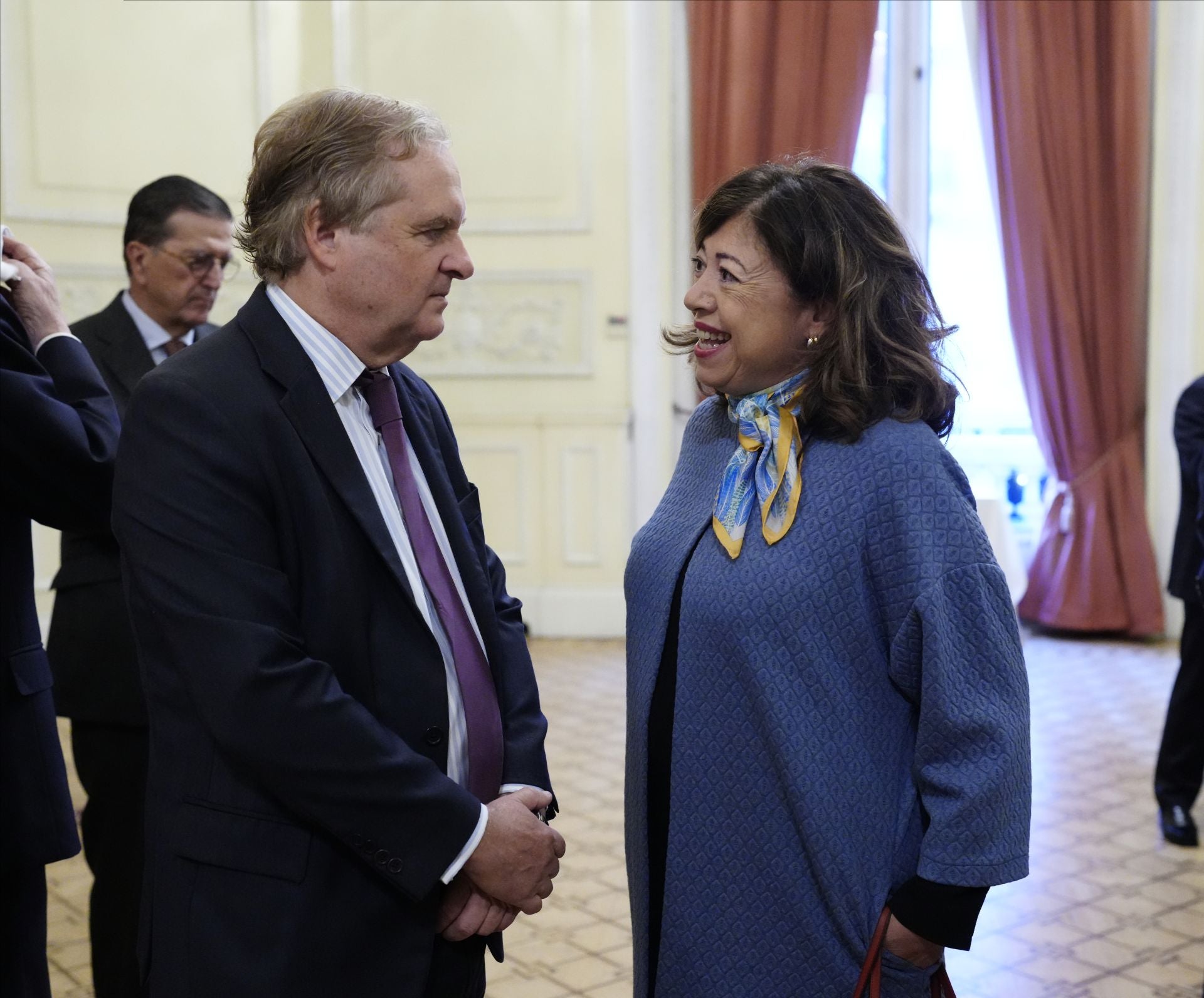 Ignacio Ybarra, presidente de Vocento, e Irene Lanzaco, directora general de AMI-Asociación de Medios de Información.