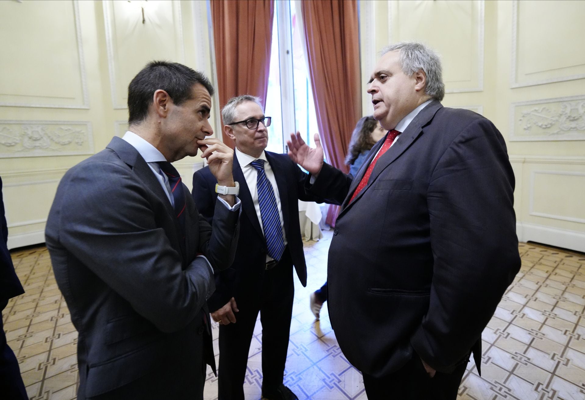 Fernando Castiella, director general de Recursos Humanos y Organización de Vocento; Óscar Villasante, director de El Correo, y Txema Oleaga, senador del Grupo Socialista por Bizkaia.