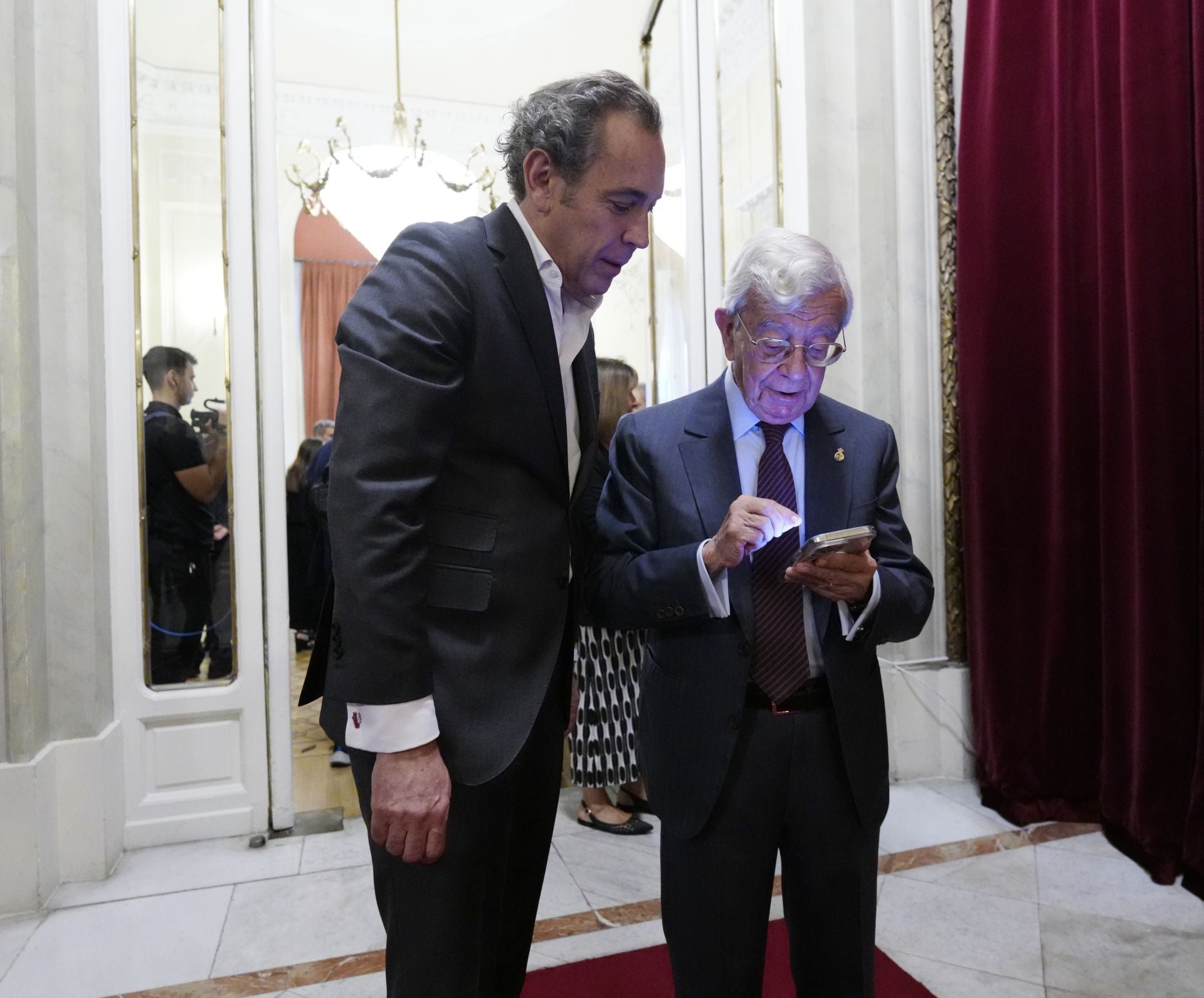 Manuel Mirat, CEO de Vocento, y Rafael Ansón, presidente de la Real Academia de Gastronomía.