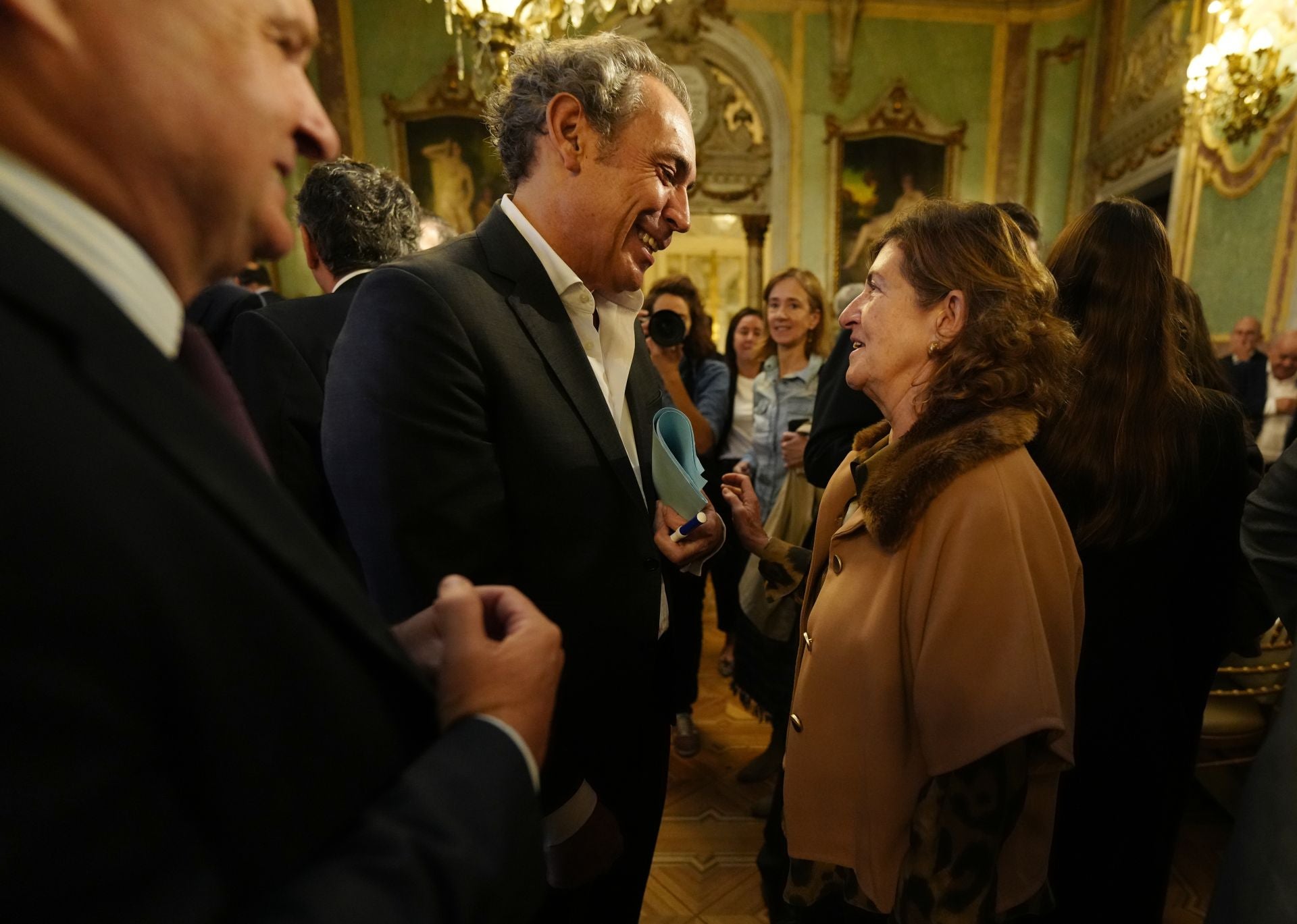 Manuel Mirat, CEO de Vocento, saluda a Pilar García Ceballos-Zúñiga, presidenta de la Asociación Española de Fundaciones.
