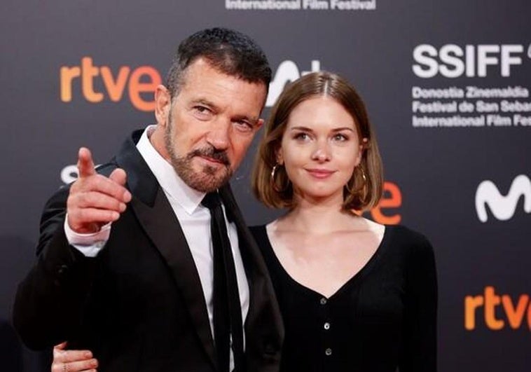 Stella Banderas muestra los detalles de su vestido de novia