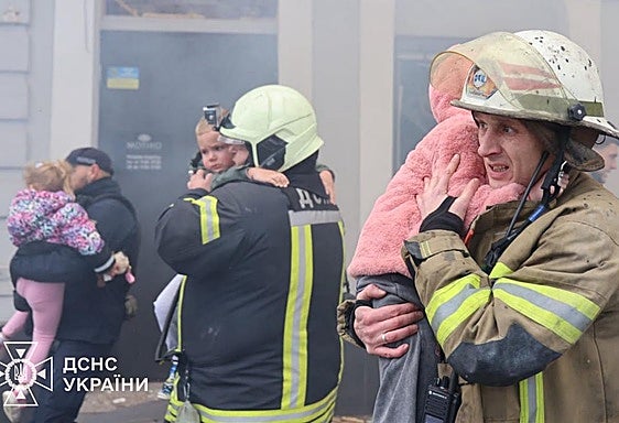 La policía acordona uno de los edificios afectados en Járkov