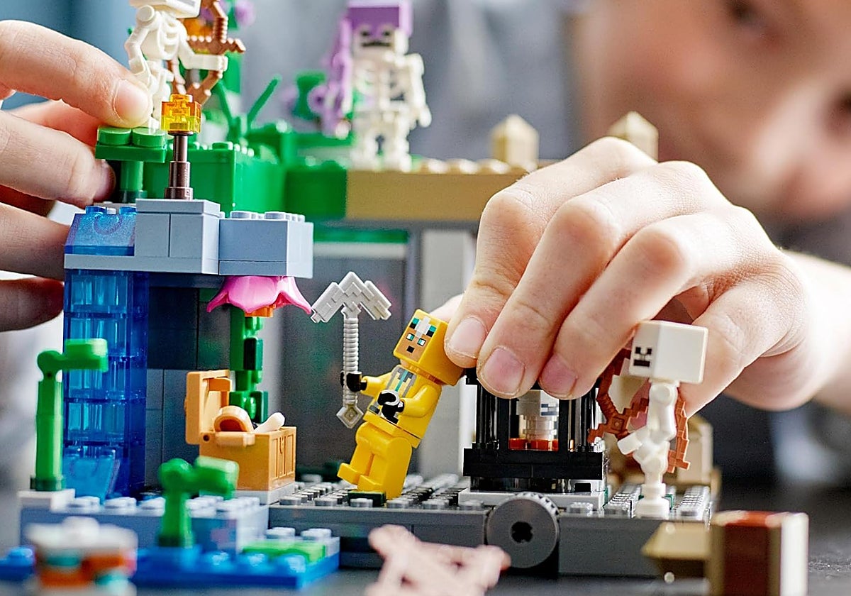 Convierte cualquier tarde en una aventura épica con el set LEGO Minecraft La mazmorra del esqueleto