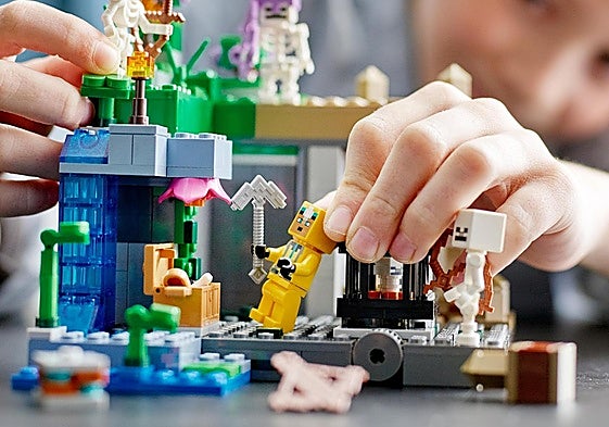 Convierte cualquier tarde en una aventura épica con el set LEGO Minecraft La mazmorra del esqueleto