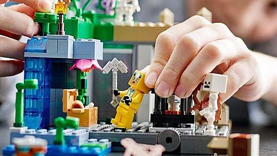 Convierte cualquier tarde en una aventura épica con el set LEGO Minecraft La mazmorra del esqueleto
