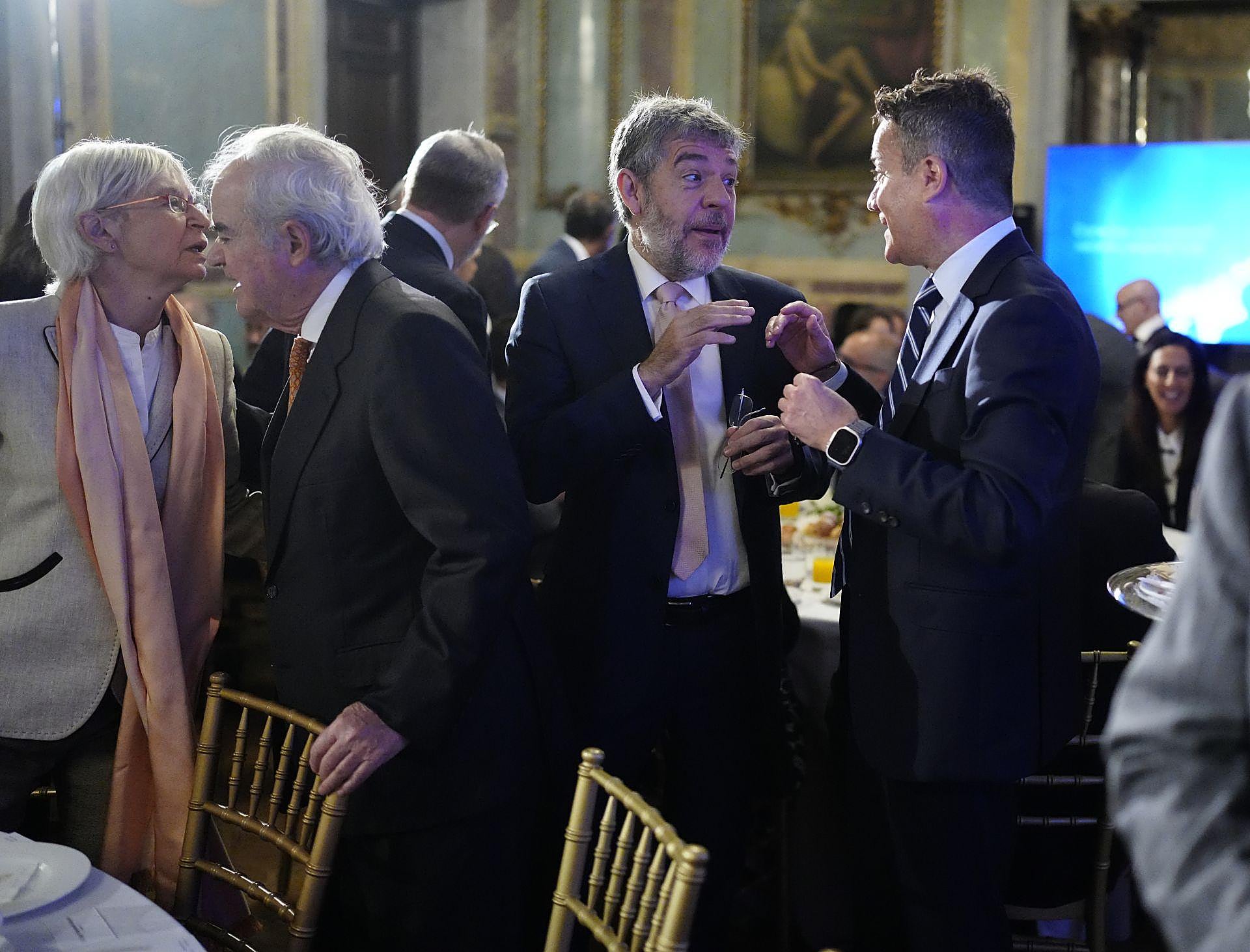 A la izquierda, Soledad Luca de Tena y Jorge Bergareche, consejeros de Vocento. A la derecha, Alberto Nadal, vicesecretario de Economía del PP, y Gerardo Iracheta, presidenta de Sigma Dos.