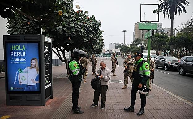 Agentes de la Policía de Perú realizan controles en el centro de la capital.