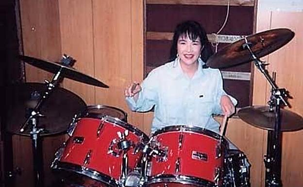 Antes de la política, Sanae Takaichi demostraba su ritmo como baterista de heavy metal en la Universidad de Kobe.
