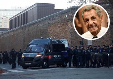 Sarkozy pasa la primera noche en prisión con dos agentes de seguridad en la celda contigua
