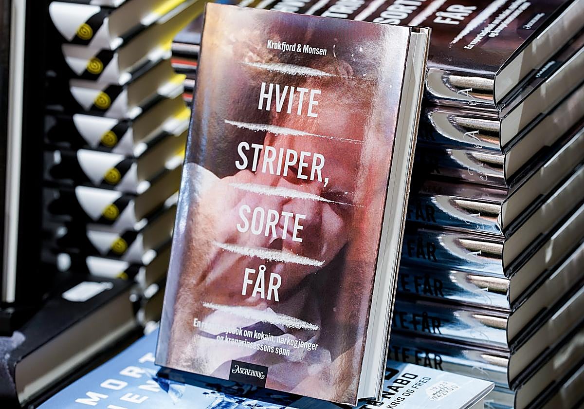 Una copia del libro 'Rayas blancas, oveja negra' de los periodistas, Torgeir Krokfjord and Oistein Monsen.