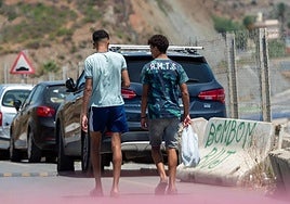 Dos menores migrantes pasean por la calle.