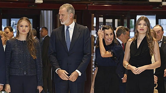Entre el azul marino y el negro: la Reina Letizia y sus hijas, radiantes en el concierto de los Premios Princesa de Asturias