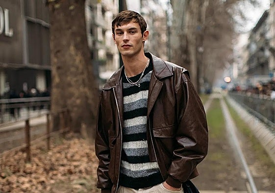 Modelo posa con un jersey de rayas.