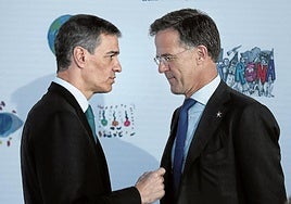 Pedro Sánchez conversa con Mark Rutte.