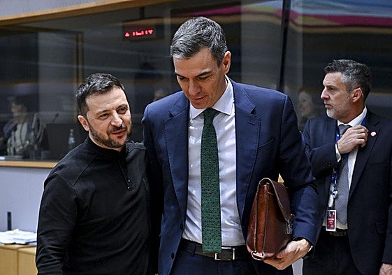 El presidente del Gobierno, Pedro Sánchez, junto al dirigente ucraniano, Volodímir Zelenski.