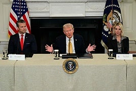 Pete Hegseth, Donald Trump y Pam Biondi, este jueves en la rueda de prensa.