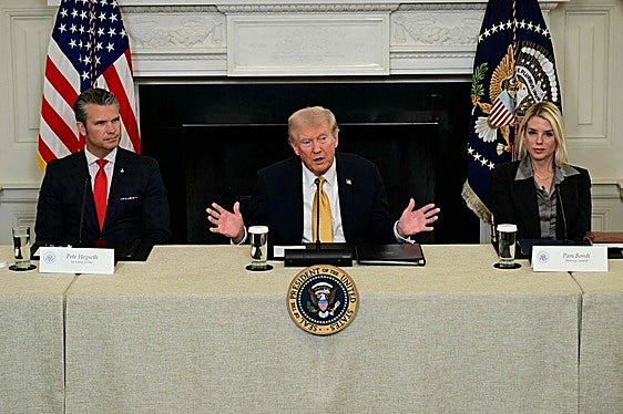Pete Hegseth, Donald Trump y Pam Biondi, este jueves en la rueda de prensa.