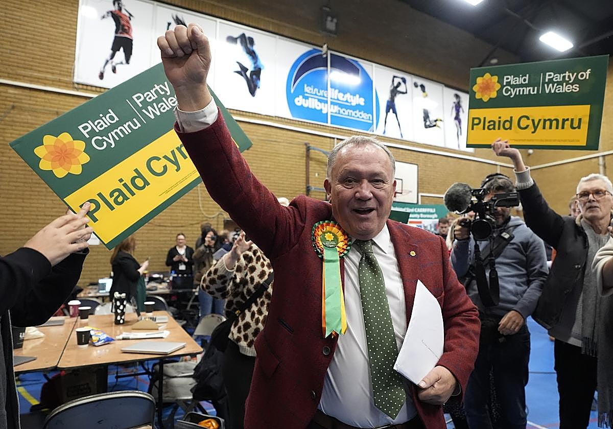 El nacionalista Lindsay Whittle celebra su triunfo en los comicios de Caerphilly.
