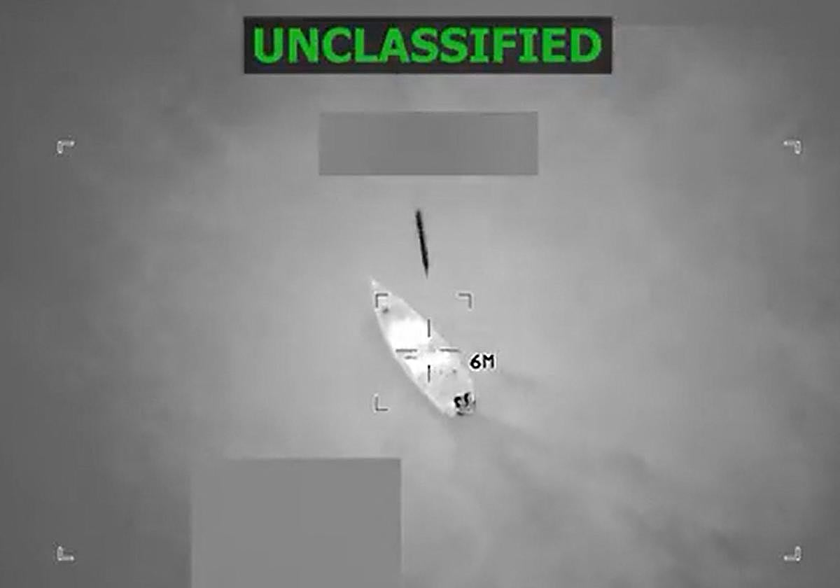 Imagen de la narcolancha justo antes del ataque.