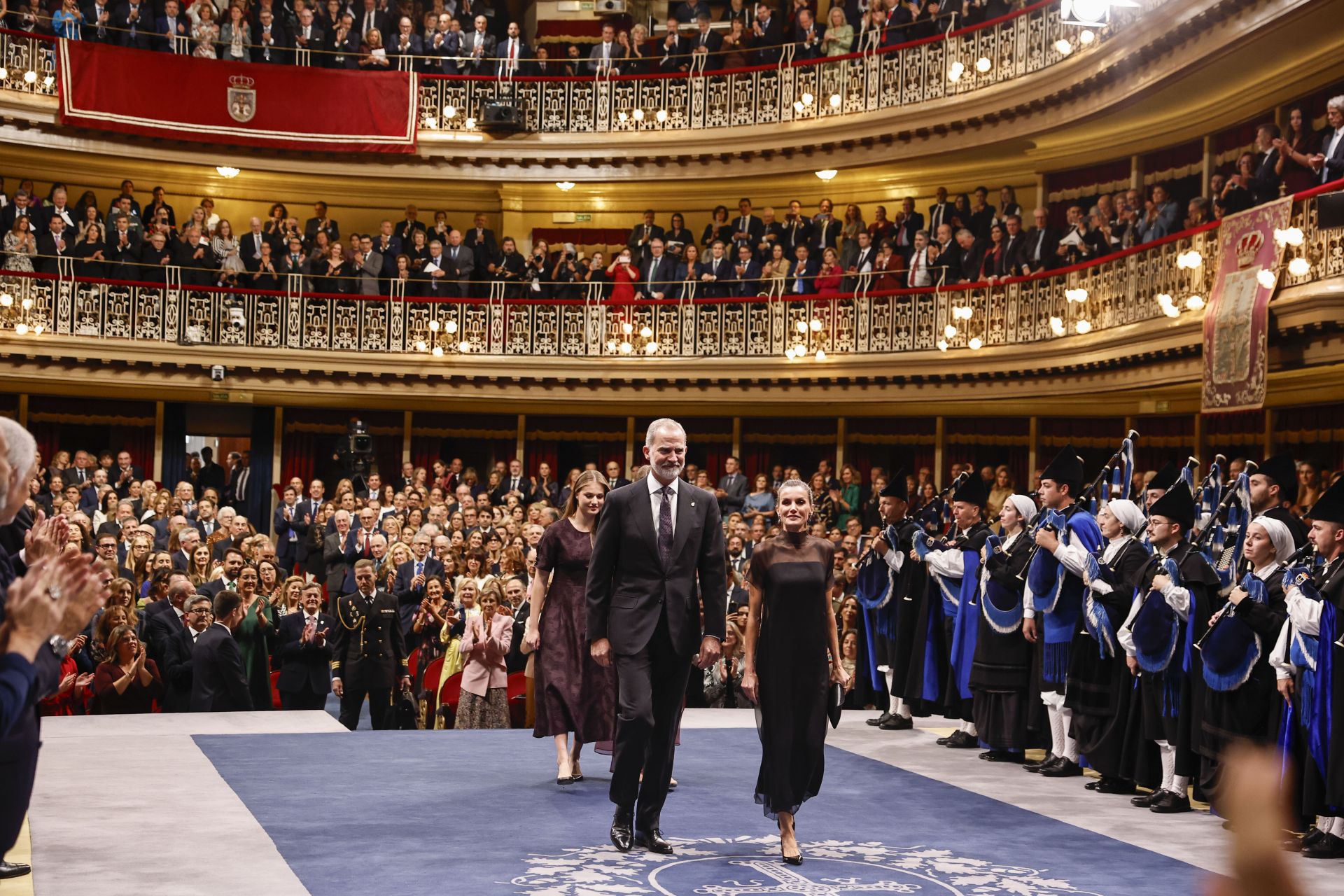 Los reyes Felipe VI y Letizia a su llegada a la ceremonia de entrega de los Premios Princesa de Asturias.