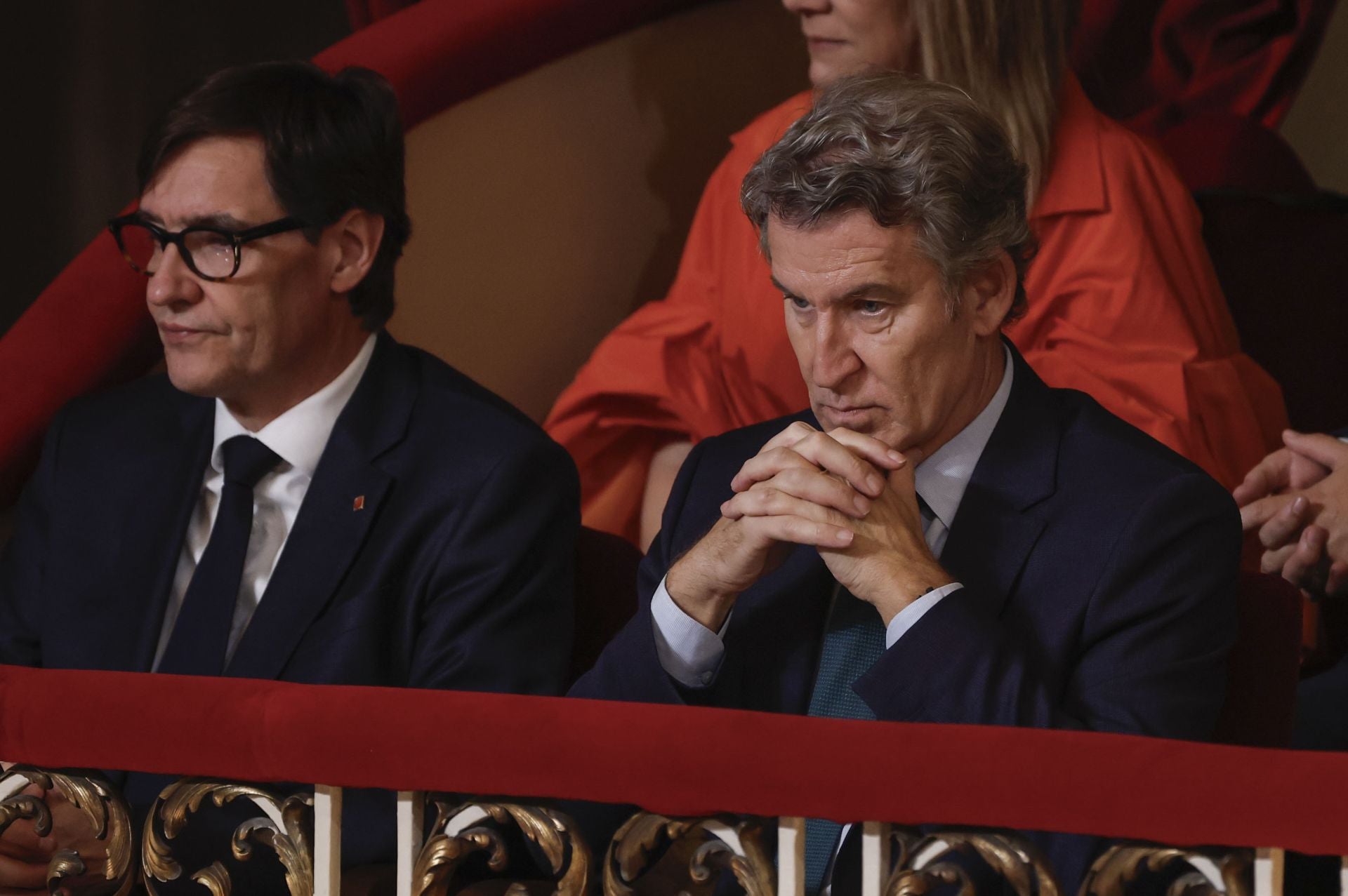 El presidente del PP, Alberto Núñez Feijóo  y el presidente de la Generalitat de Catalunya, Salvador Illa, durante la ceremonia.