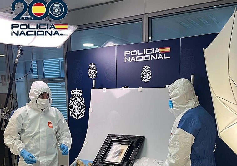 Agentes de la Policía Nacional inspeccionando el cuadro.