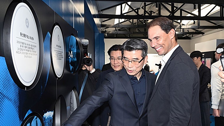 Ho Sung Song, Presidente y Director General de Kia Corporation, junto a Rafa Nadal