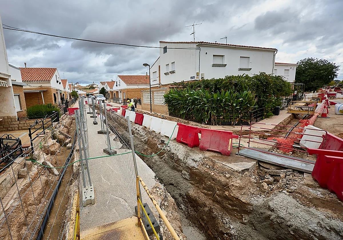 Trabajos de reconstrucción de la dana en el barrio de La Fuente en Utiel.