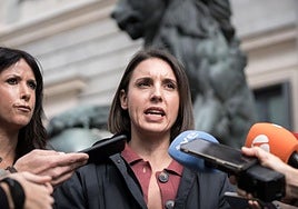 Irene Montero atiende a los medios a las puertas del Congreso.
