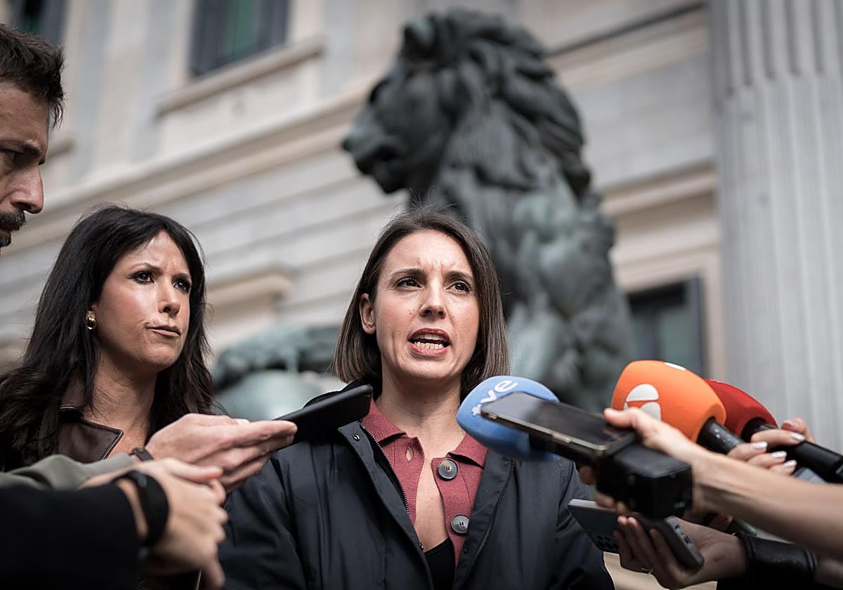 Irene Montero atiende a los medios a las puertas del Congreso.