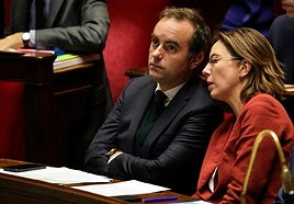 El primer ministro francés, Sébastien Lecornu, y la titular de Hacienda, Amélie de Montchalin, este viernes en la Asamblea Nacional.