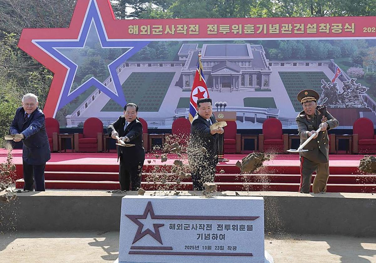 El presidente norcoreano, Kim Jong-un, y el embajador ruso durante la ceremonia de colocación de la primera piedra del museo.