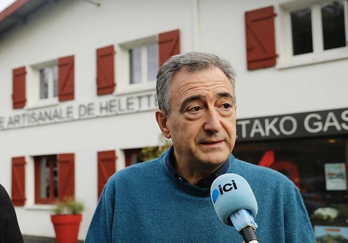 El presidente del PNV, Aitor Esteban, ha realizado declaraciones a los medios de comunicación tras un acto en Iparralde.