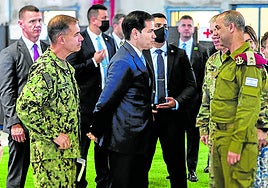 Marco Rubio charla con el general Yaakov Dolf durante su visita a Israel.