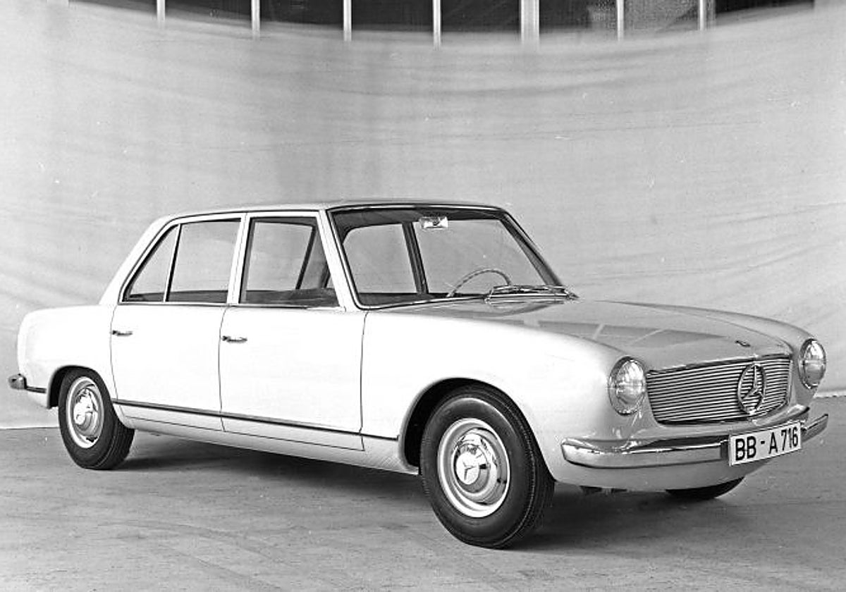 El prototipo Mercedes-Benz W 119 de 1962, avanza rasgos del primer Audi 100 desarrollado por Auto Union en 1968