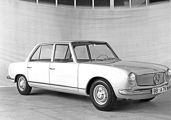 El prototipo Mercedes-Benz W 119 de 1962, avanza rasgos del primer Audi 100 desarrollado por Auto Union en 1968