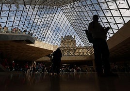 Personal de seguridad pide al público que abandone el patio del museo.