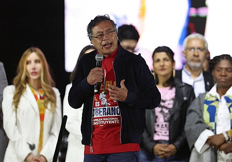 Gustavo Petro interviene en una protesta en Bogotá contra las sanciones de Trump.