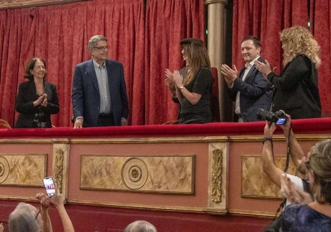 Ramírez es aplaudido por el resto de finalistas tras anunciarse el fallo del jurado.