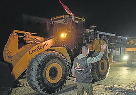 Un miembro y varios vehículos del equipo para recuperar los cadáveres.
