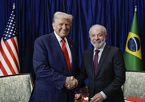 Donald Trump y Luiz Inázio Lula da Silva se saludan en Kuala Lumpur.