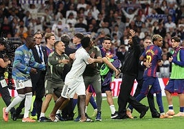 Vinicius tiene que ser sujetado tras su enfrentamiento verbal con Lamine.