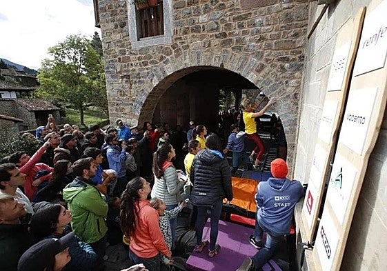 Una de las participantes en la final de la Copa Urbana de escalada en Potes.
