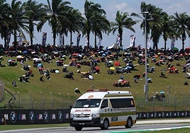 La ambulancia, durante el choque en la carrera de Moto3.