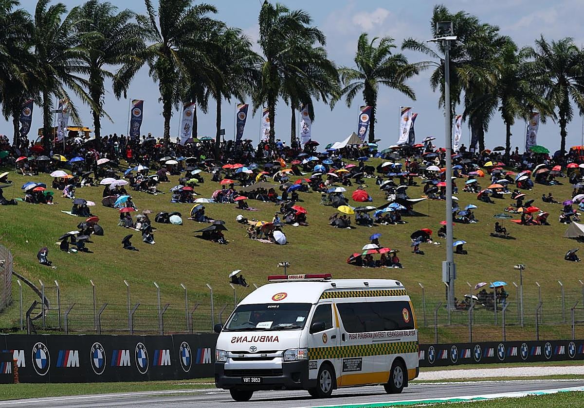 La ambulancia, durante el choque en la carrera de Moto3.